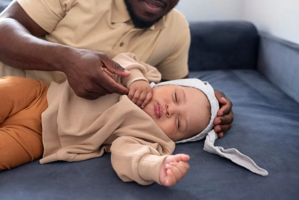 Un papa passe du temps avec son bébé