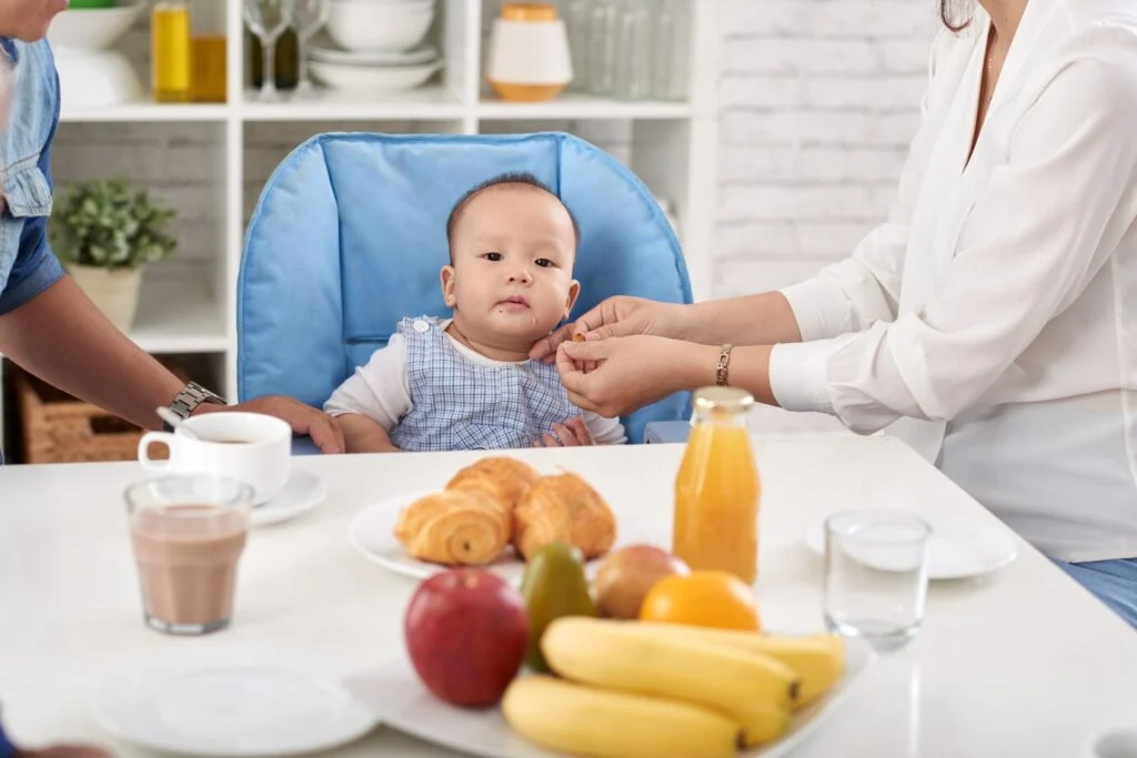 Dîner en famille autour de la table avec un petit garçon