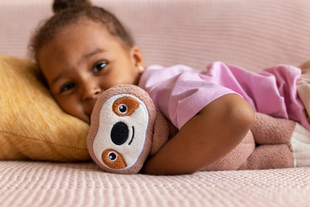 Jeune enfant qui serre son animal en peluche