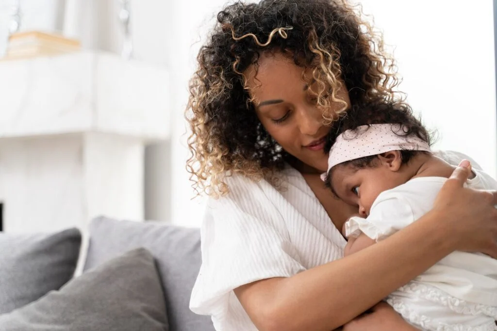 Une maman passe un moment calme avec sa petite fille