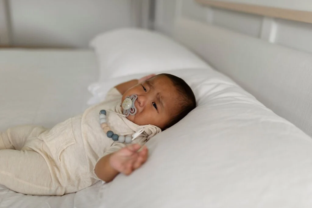 Portrait en gros plan d'un bébé souriant