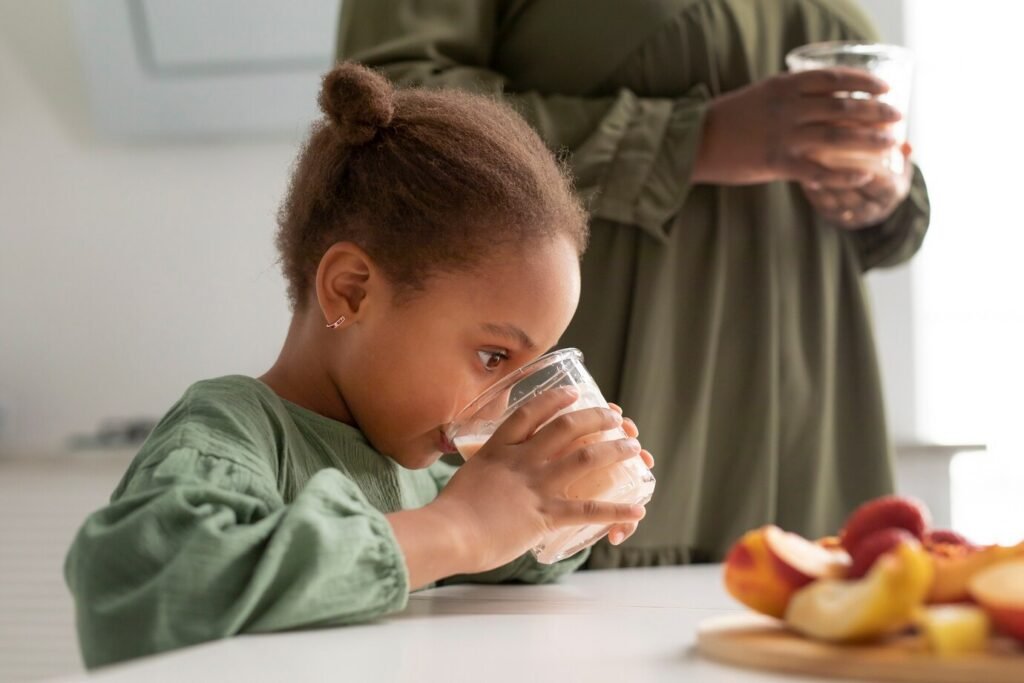 gros plan enfant buvant smoothie 23 2149160707 gros plan enfant buvant smoothie 23 2149160707