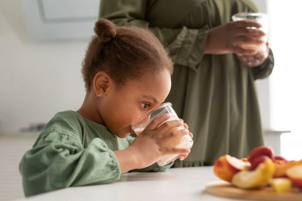 Enfant qui boit un smoothie, vu en gros plan