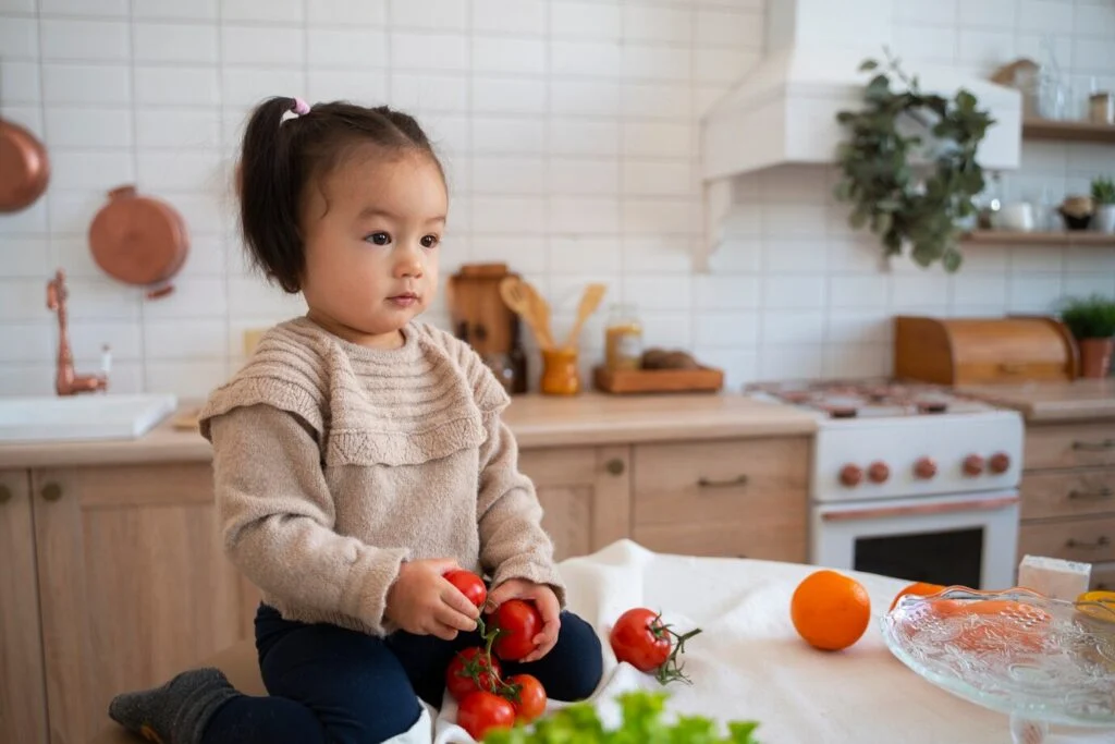 Jeune fille dans la cuisine de la maison