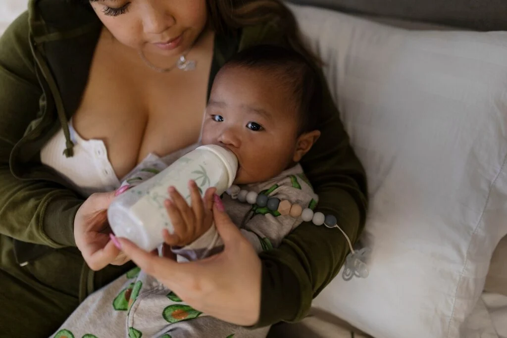 Une maman passe du temps avec son enfant