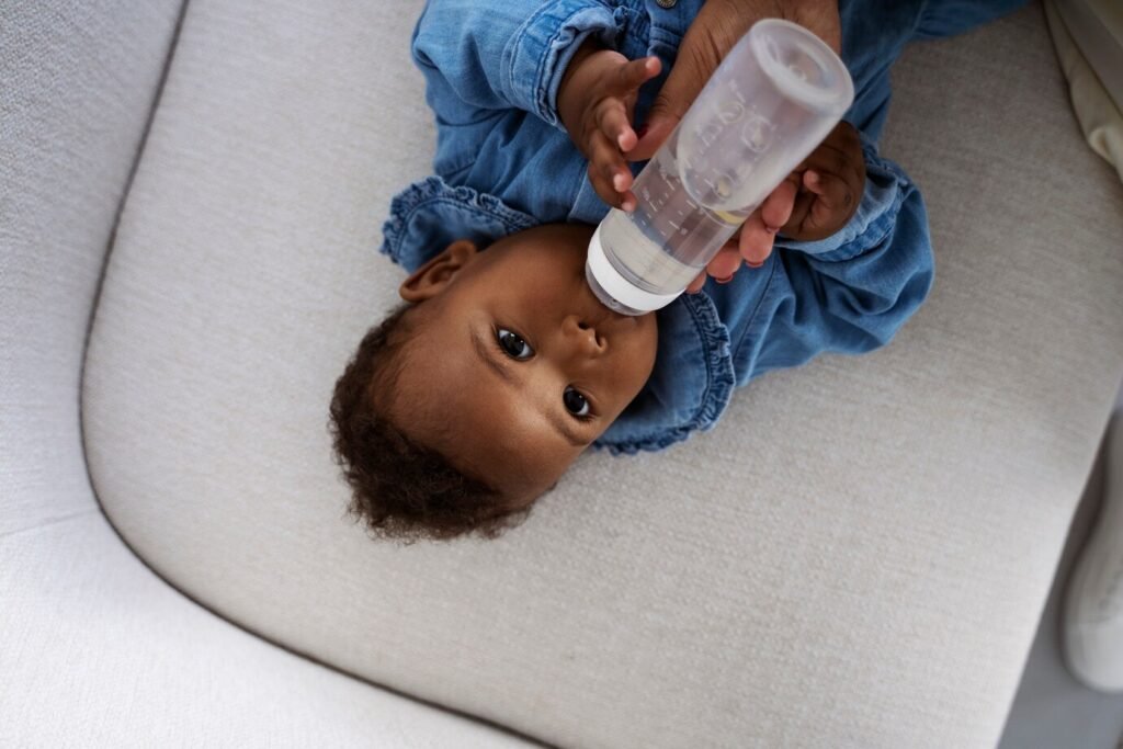 mere noire prenant soin son enfant 23 2149836802