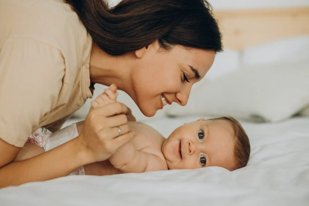 Une maman et sa petite fille allongées sur le lit