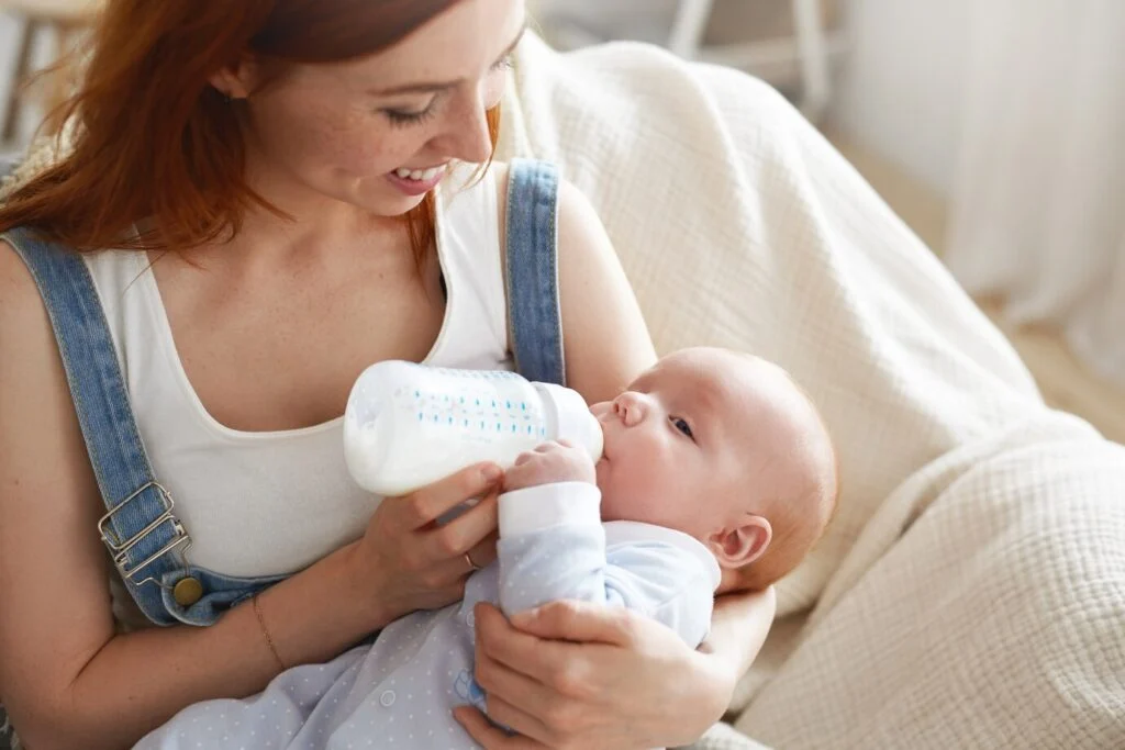 Une maman donne à manger à son bébé