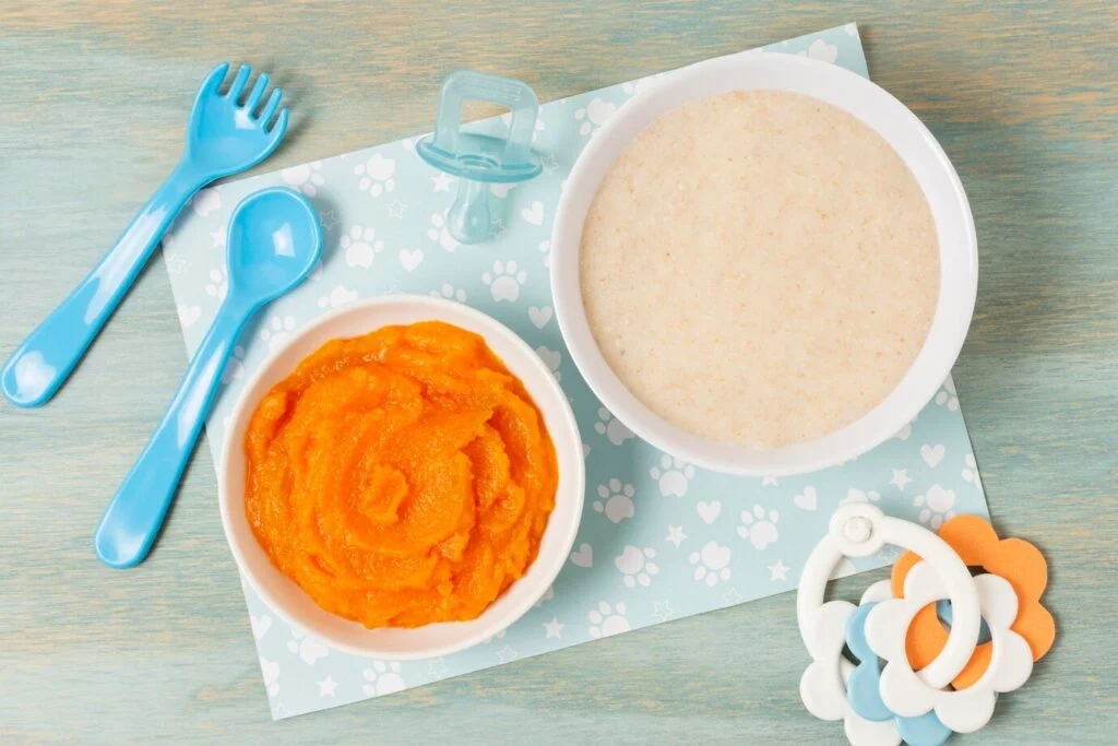 Petits plats pour bébé vus de dessus : purées, fruits et légumes